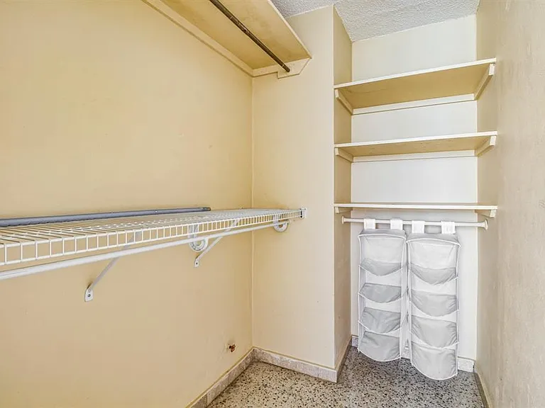 Cond. Laguna Gardens II 2 Ave. Laguna #9A — Photo 11
