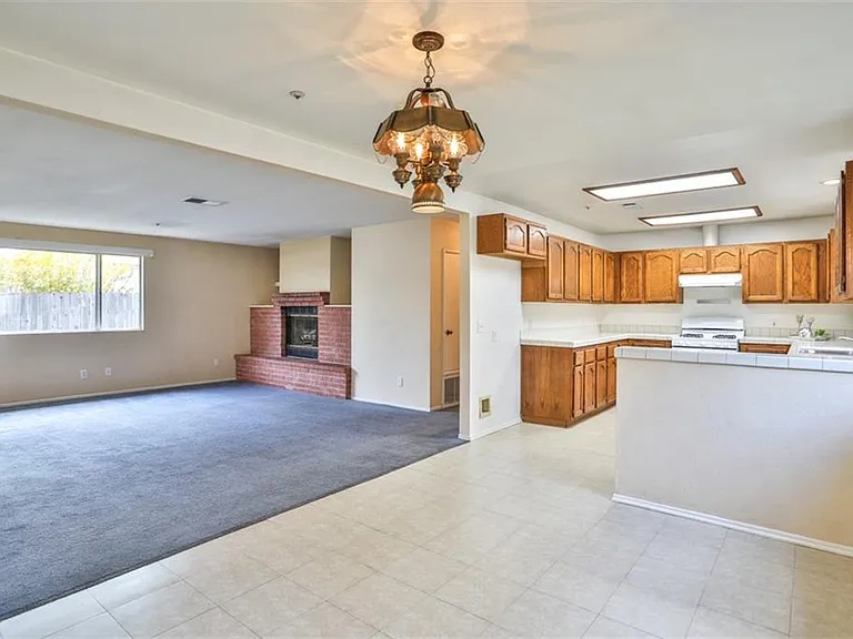 15544 Esther St — Photo 10