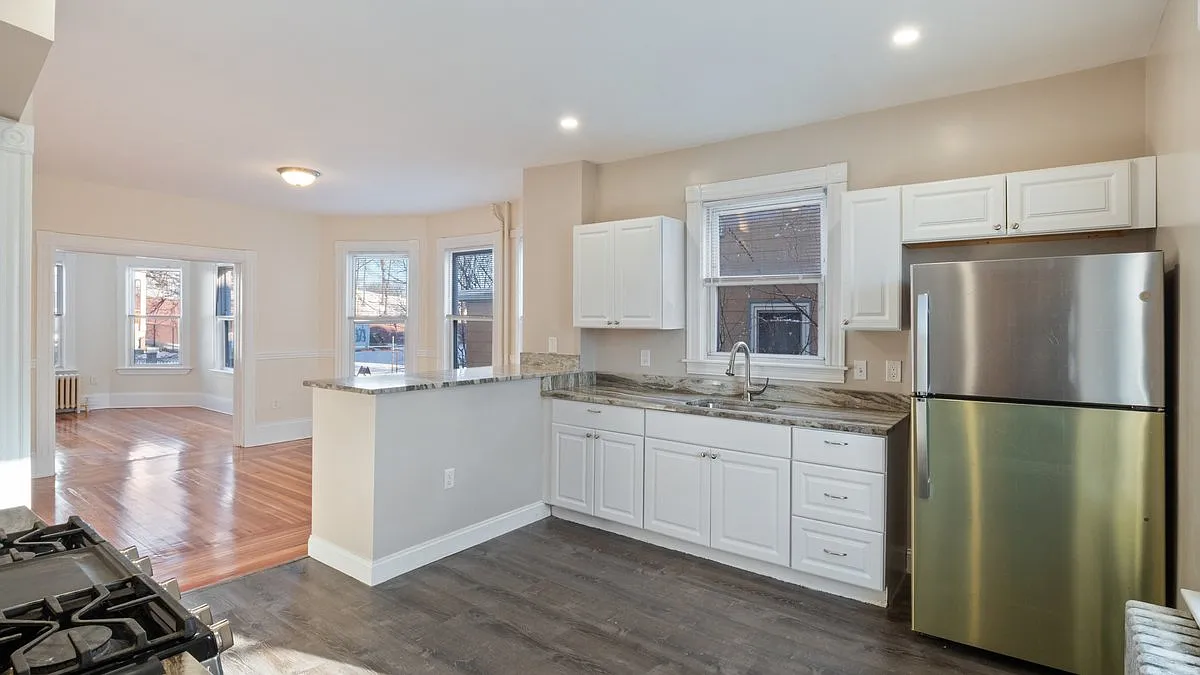3 bed, 1400 sqft, $2,900 — Photo 2