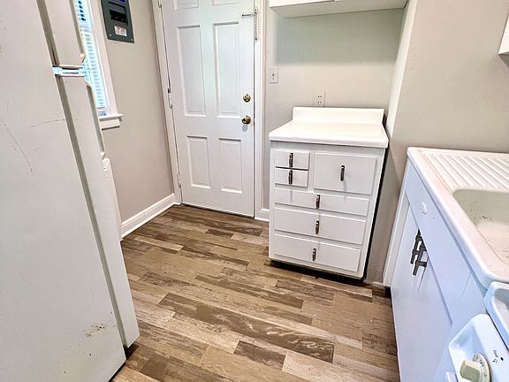 Kitchen (View 3)