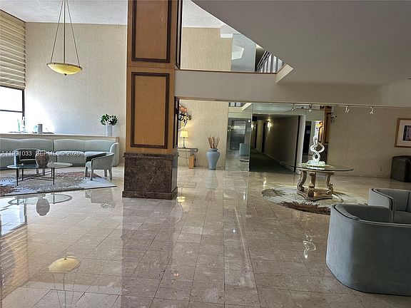 5th image of 600 Parkview Dr APT 717