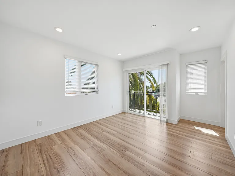 1235 1/2 W 39th Pl — Photo 25