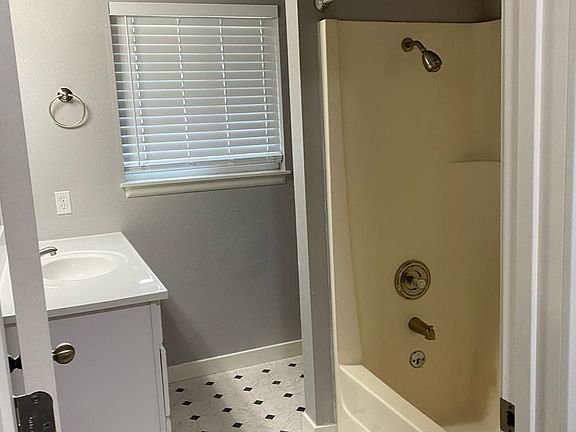 5th image of 5223 & 5225 N Pinegrove Ct