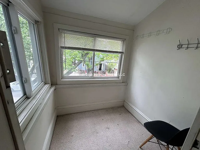 27 1/2 Rossmore St — Photo 8