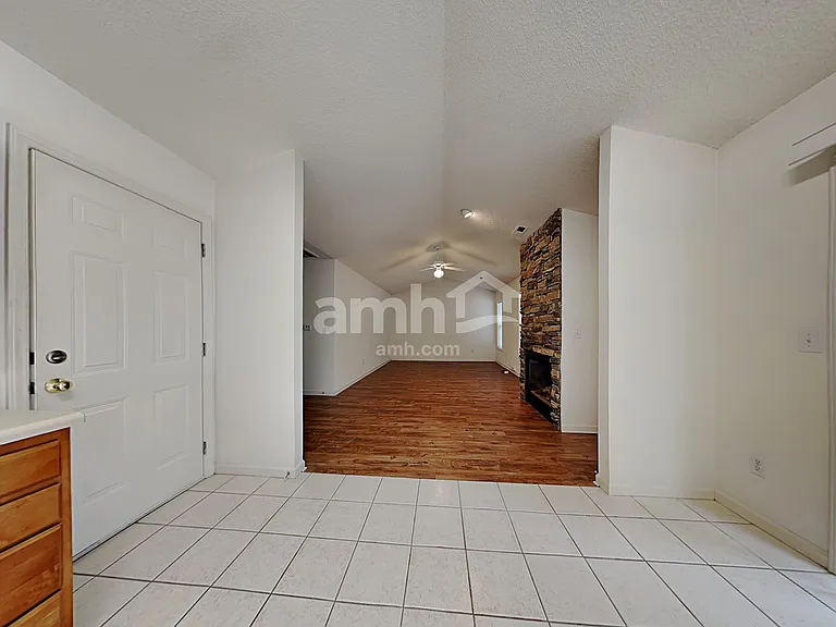 185 Charlotte Ct — Photo 4
