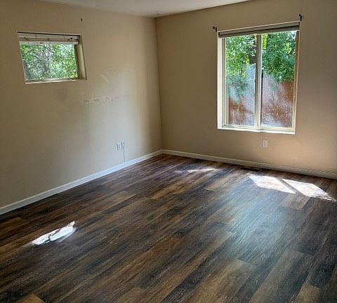 4th image of 697 Fox Farm Cir