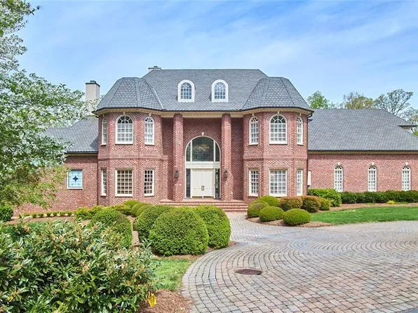 1095 Fieldwood Ln, Winston Salem, NC 27106