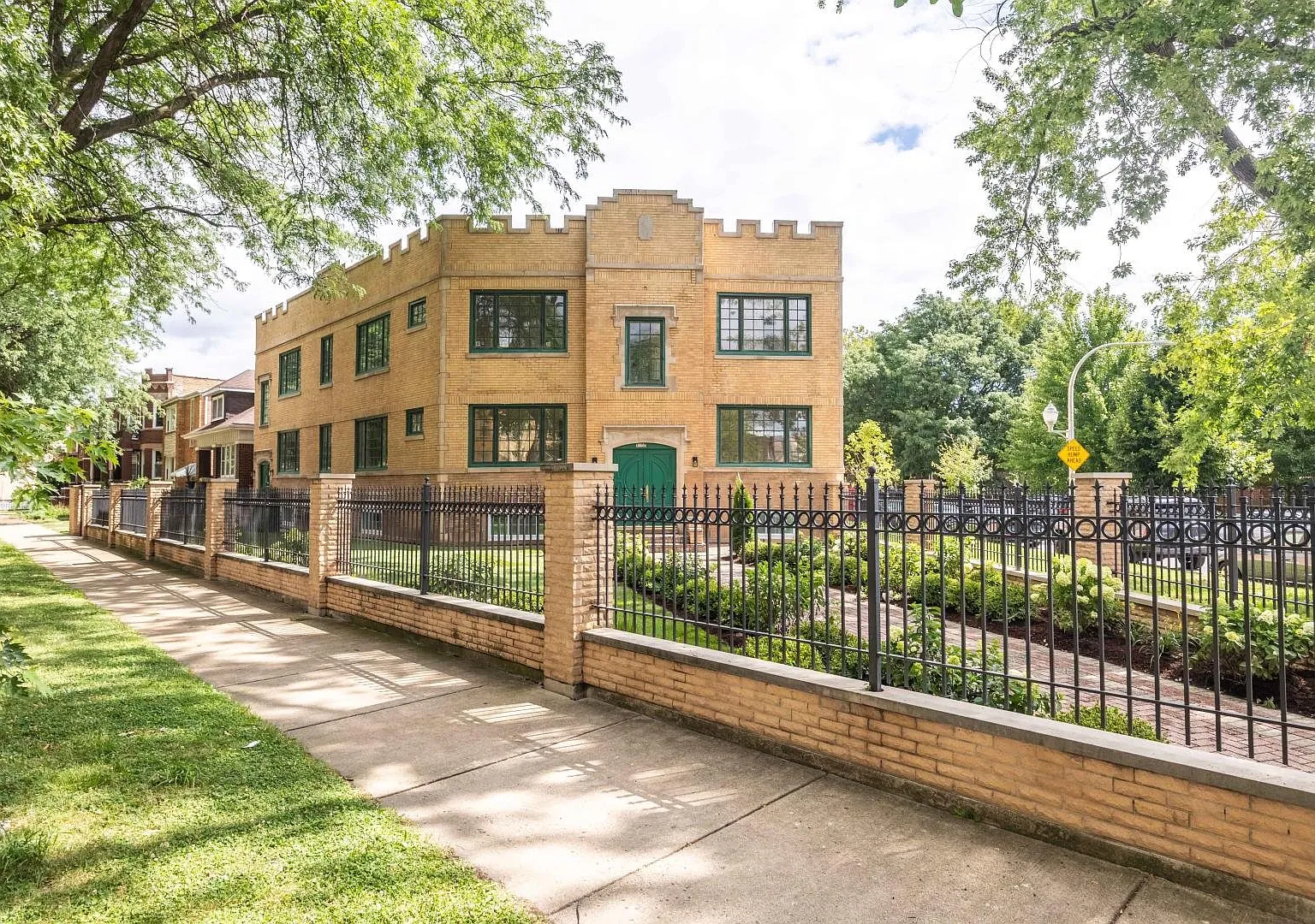 Brand New 2 Bed in Avondale/ South Old Irving — Photo 3