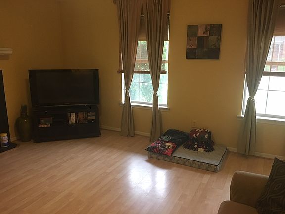 4th image of 834 Haskins Dr
