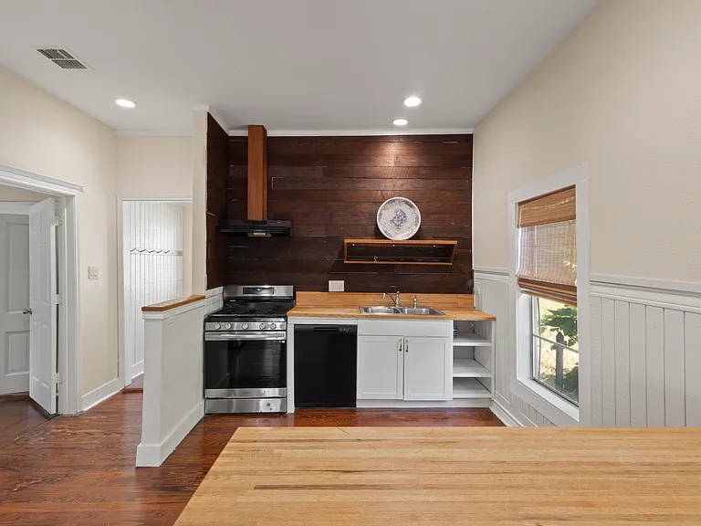 408 S College St — Photo 10