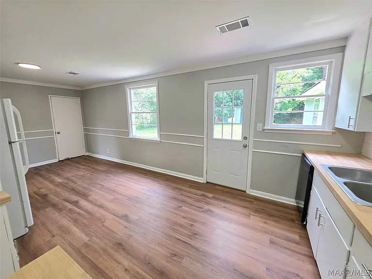 979 Newton St — Photo 5