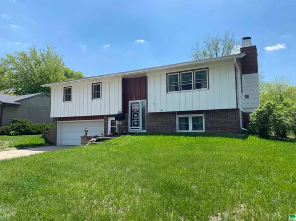 1208 14th St, Hawarden, IA 51023