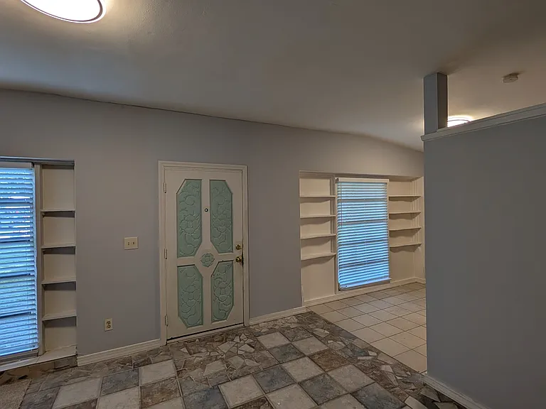 2132 Riviera Dr — Photo 6