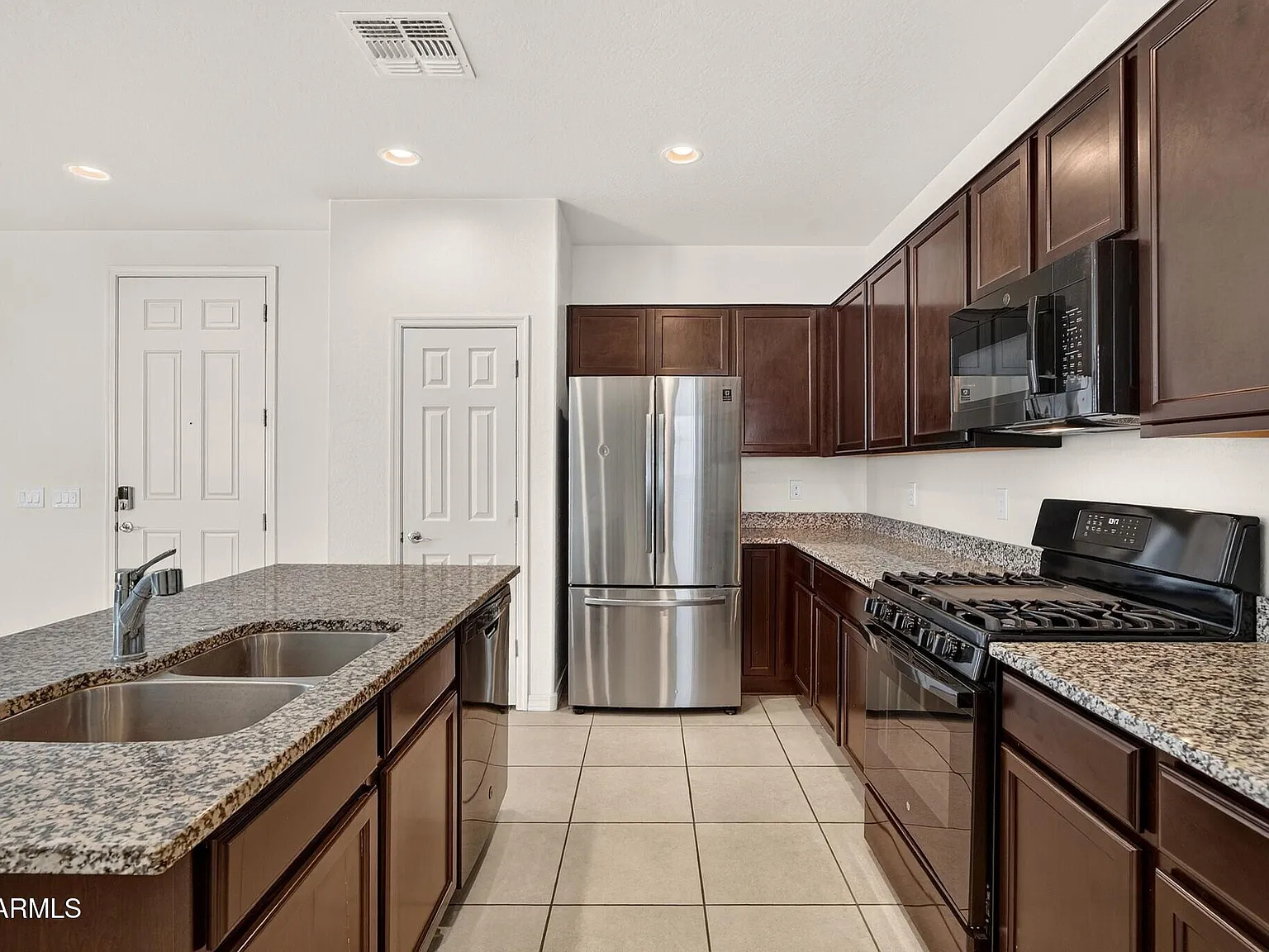 3 bed, 2.5 bath, 1956 sqft, $2,250 — Photo 4