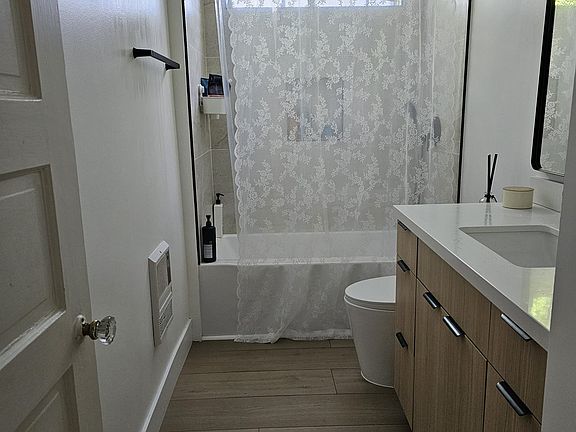 3rd image of 812 N Curson Ave