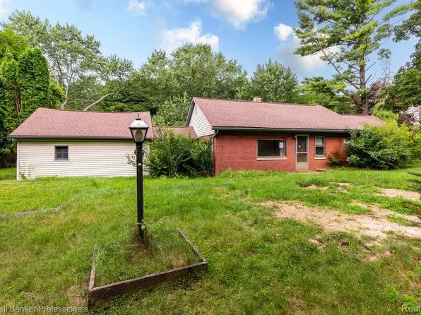 1616 Winthrop Rd, Bloomfield Hills, MI 48302