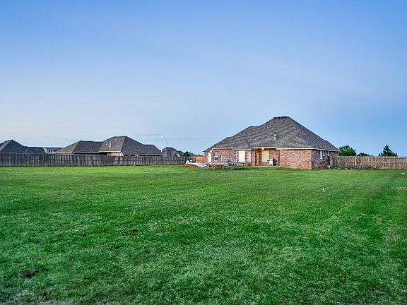 4th image of 33 Shirley Ln
