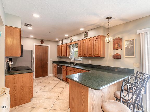3rd image of 47 Mayfield Cir