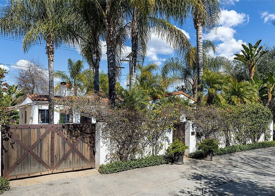 1st image of 275 Marguerita Ln