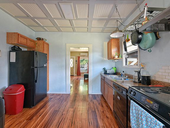 3rd image of 814 Beekman Ave