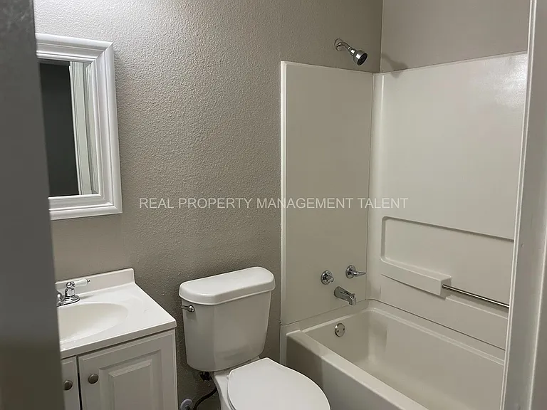 318 N Waco St — Photo 7