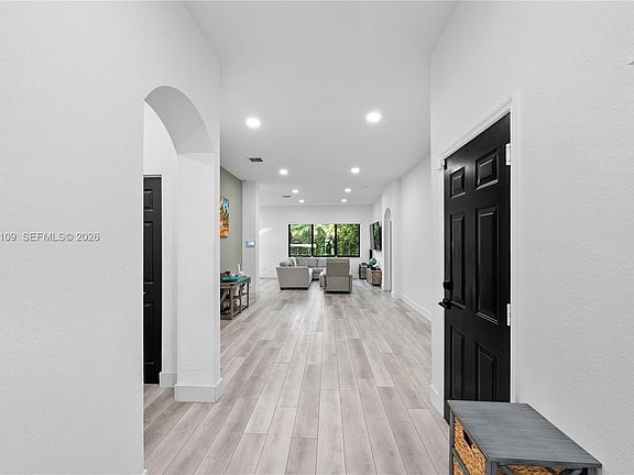 4th image of 918 NE 36th Ave