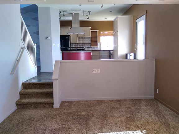 5th image of 1539 N Willamette Dr