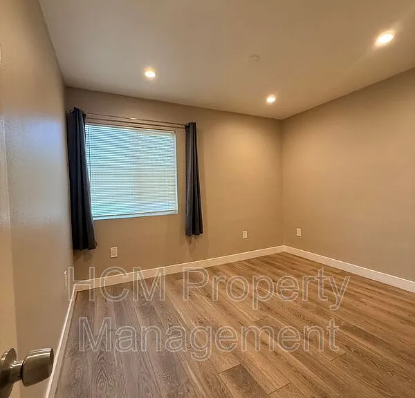 874 N Orange St — Photo 14