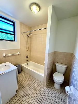 Bathroom, photo 1