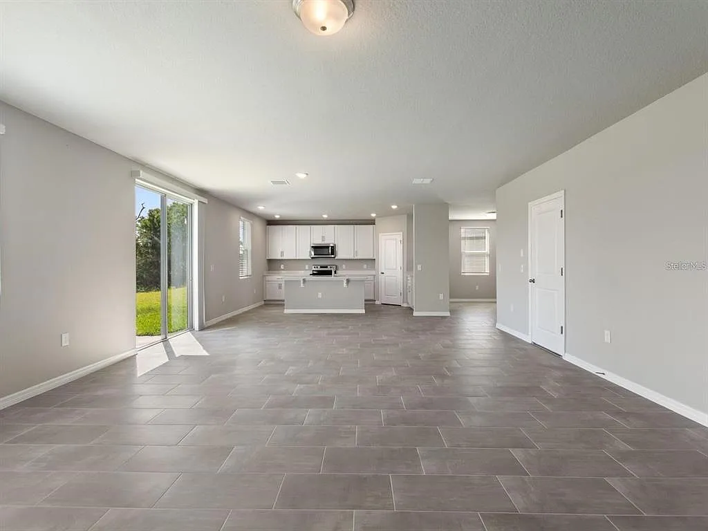 4 bed, 3.0 bath, 2718 sqft, $2,450 — Photo 3