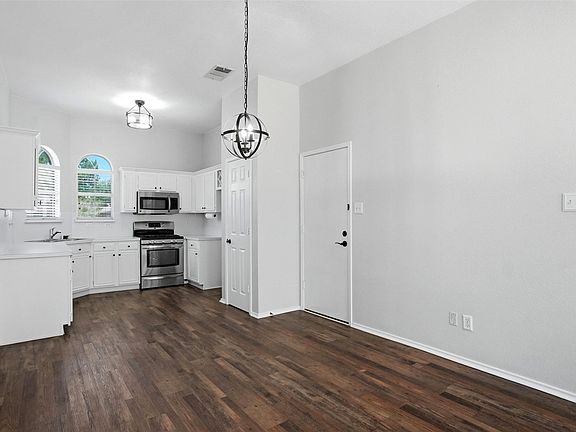 5th image of 910 York St
