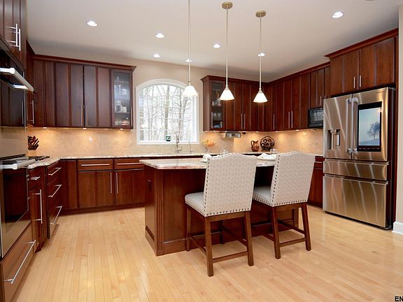 4th image of 21 Eleanor Ct