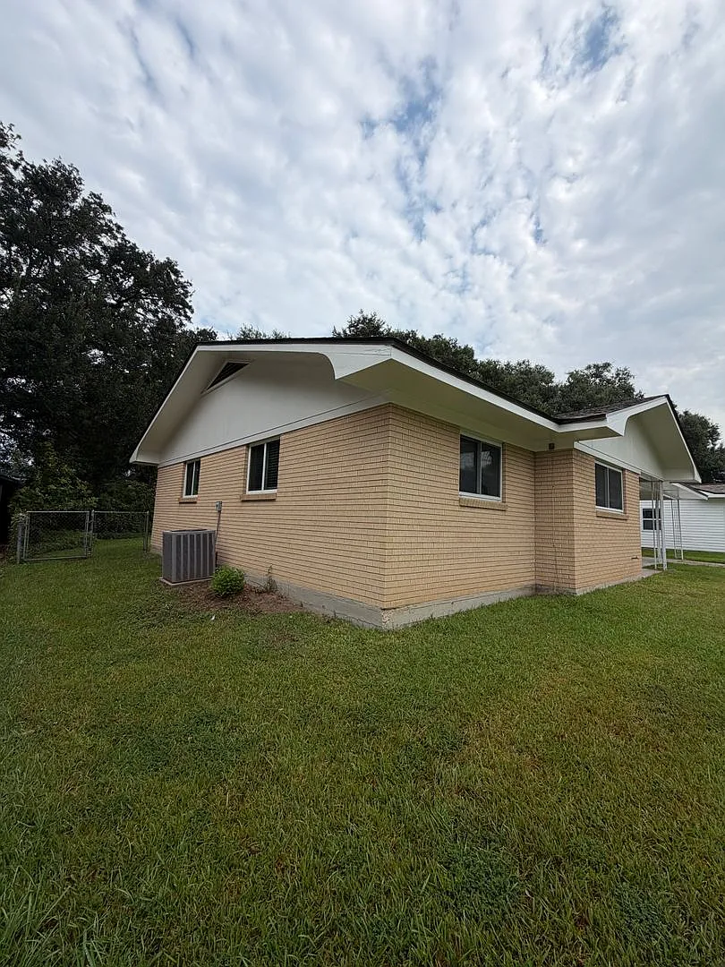 3 bedroom 1 1/2 bath brick home — Photo 3