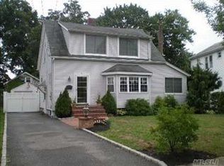 30 Manfield Ave, Merrick, NY 11566