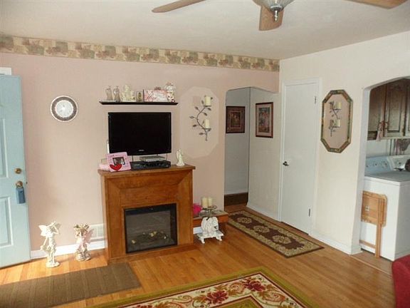 5th image of 2306 W 82nd Pl