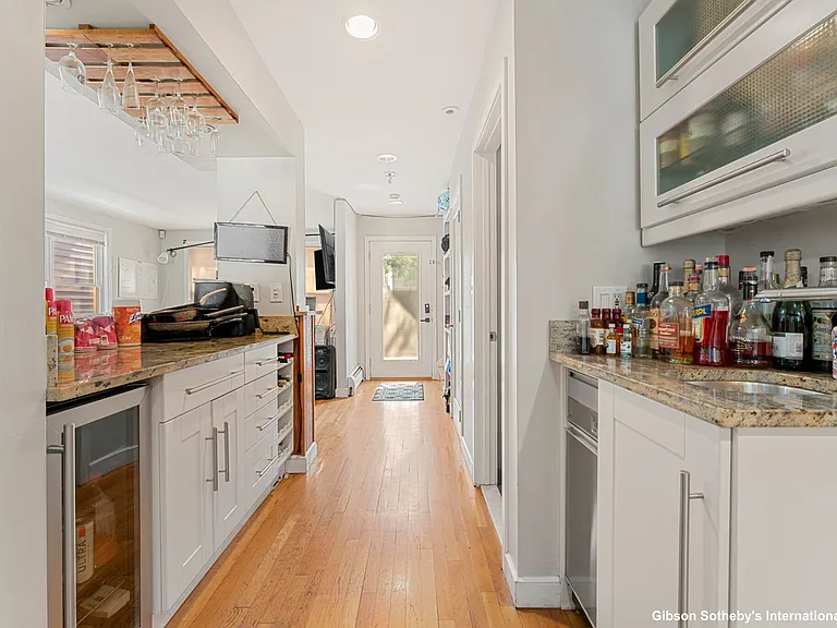 304 W 3rd St — Photo 18