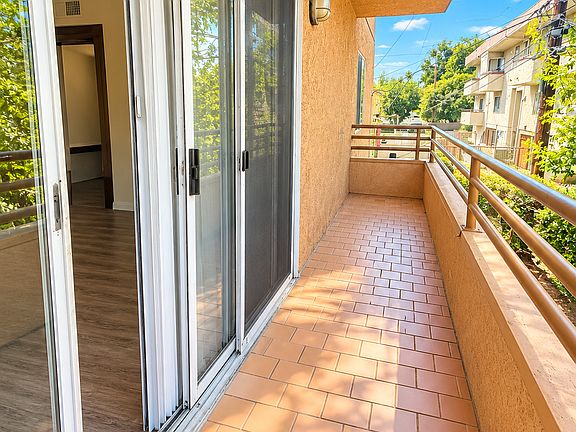 4th image of 14545 Hart St #3