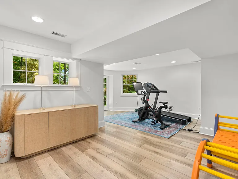 2942 Edgewater Dr — Photo 17
