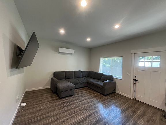 3rd image of 193 Brooks Rd