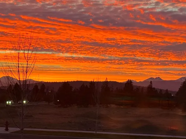 3843 NE Oakside Loop, Bend, OR 97701