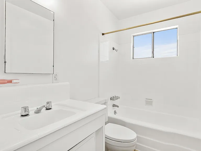 412 W Queen St #6 — Photo 11