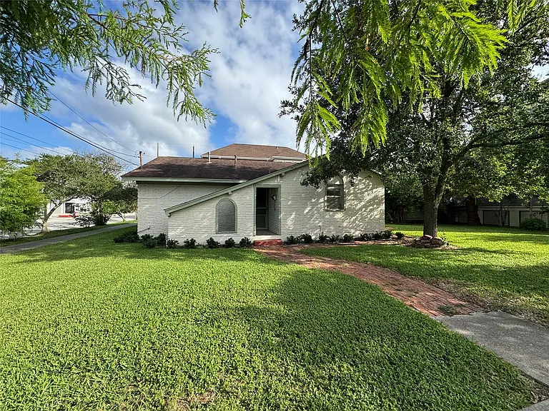 1401 Ball St — Photo 1