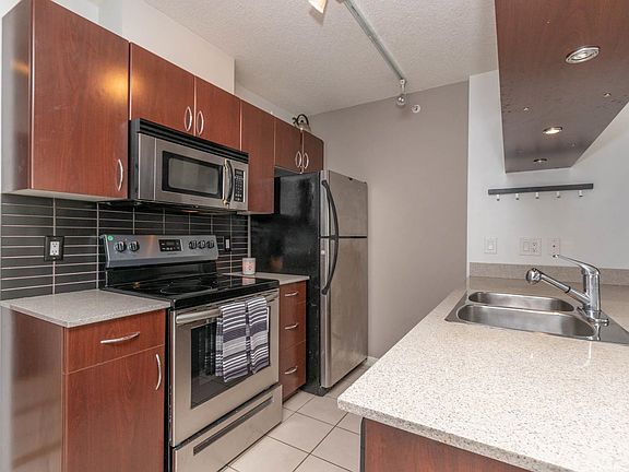 4th image of 933 Hornby St #201