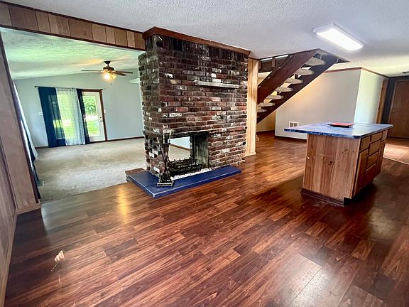 4th image of 901 N Clarkdale Dr