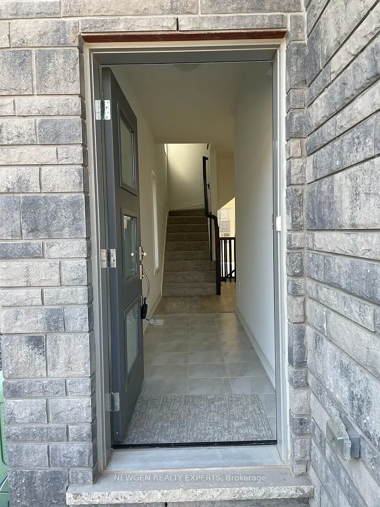 4 bed, $2,550 — Photo 2