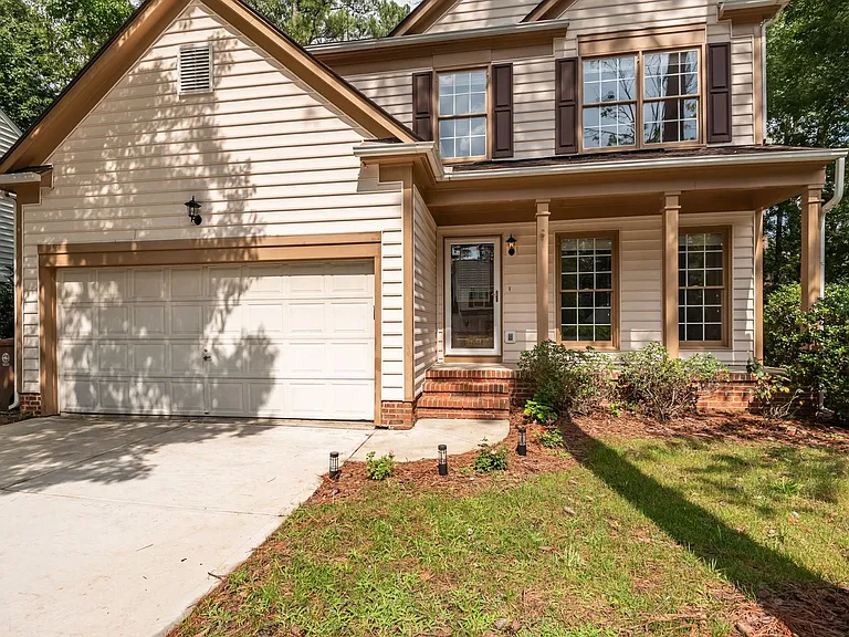 121 Haddonfield Ln — Photo 2