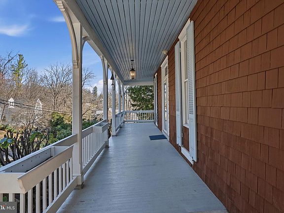 4th image of 1809 Thornbury Rd