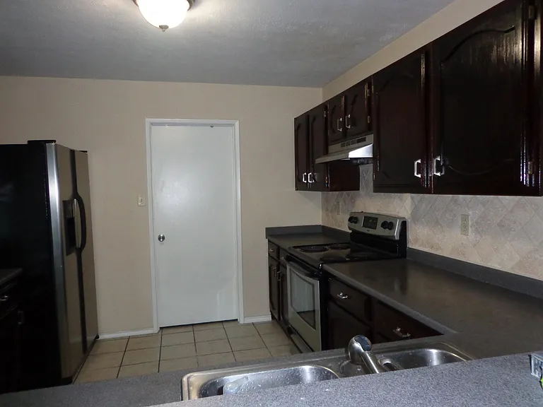 7916 Aaron Cir — Photo 10