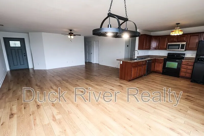3 bed, 2.0 bath, 1447 sqft, $2,050 — Photo 4