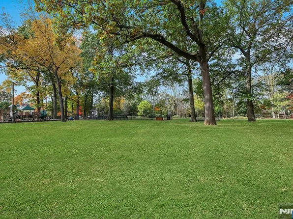 1093 Sheridan St, New Milford, NJ 07646